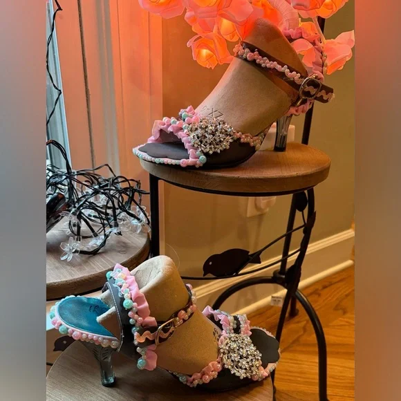 Custom, One~of~a~kind, hand embellished shoe in “baby shower” theme, size 40/US9 - Picture 3 of 17
